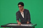 Shahrukh Khan snapped playing carrom at a tv shoot in Mumbai on 24th Sept 2013 (9).JPG